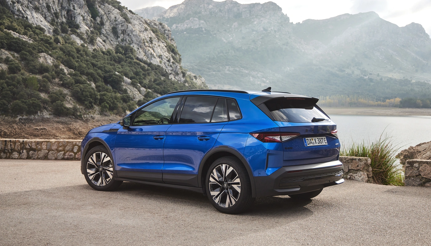 Skoda Elroq - Contexto Entorno Real Contexto Aparcado Exterior Trasera Derecha Exterior Lateral Izquierda