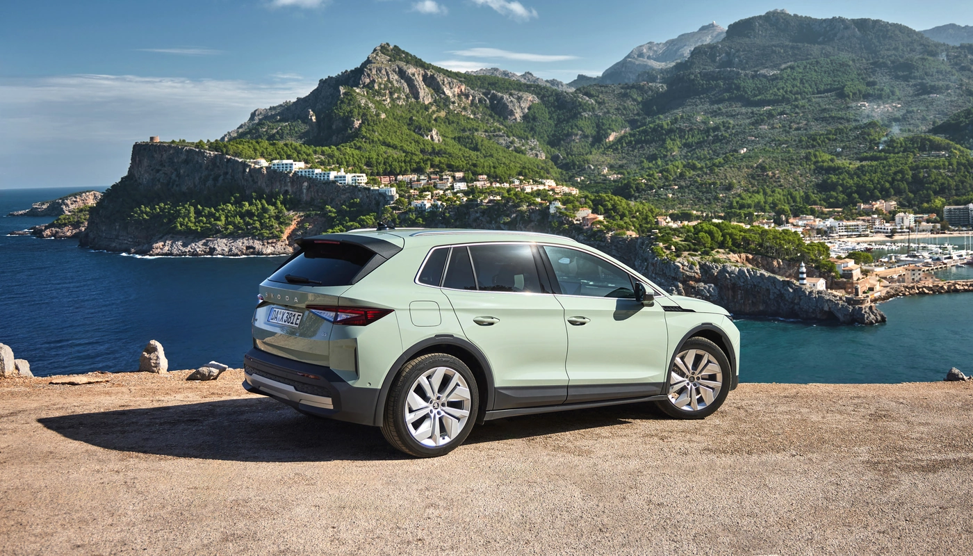 Skoda Elroq - Contexto Entorno Real Contexto Aparcado Exterior Trasera Izquierda Exterior Lateral Derecha