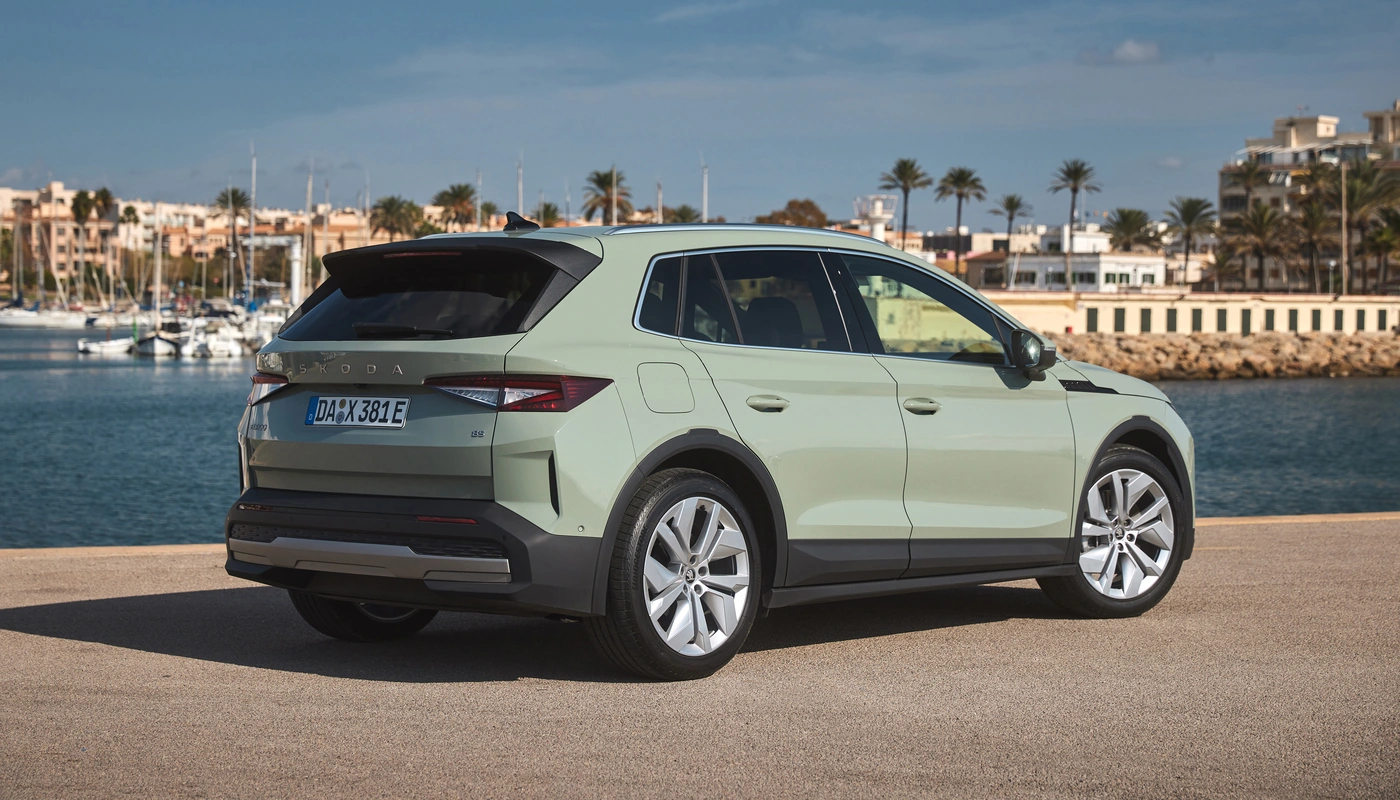 Skoda Elroq - Contexto Entorno Real Contexto Aparcado Exterior Trasera Izquierda Exterior Lateral Derecha