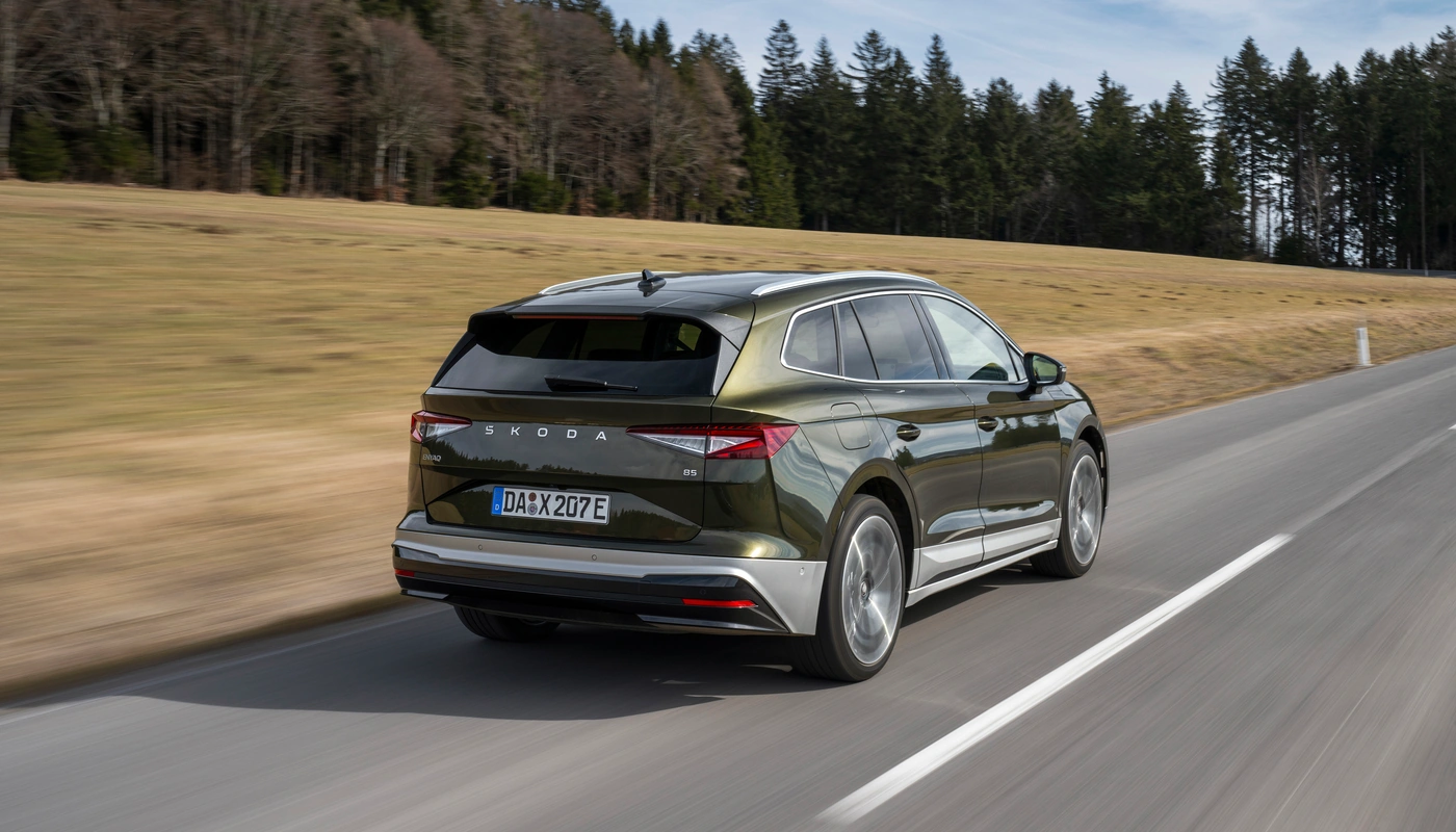 Skoda Enyaq - Contexto Entorno Real Contexto Conduciendo Exterior Frontal Exterior Trasera Izquierda