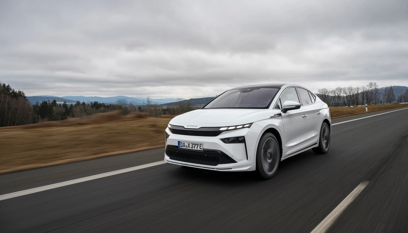 Skoda Enyaq Coupe - Contexto Entorno Real Contexto Conduciendo Exterior Frontal Izquierda