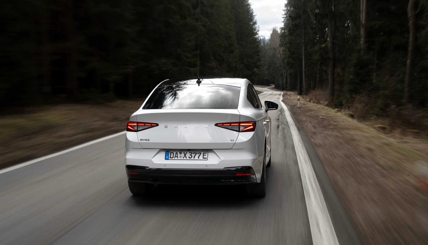 Skoda Enyaq Coupe - Contexto Entorno Real Contexto Conduciendo Exterior Trasera