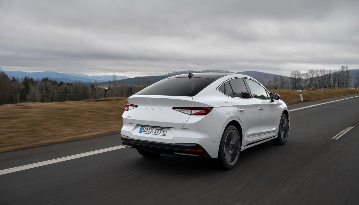 Skoda Enyaq Coupe - Contexto Entorno Real Contexto Conduciendo Exterior Trasera Izquierda