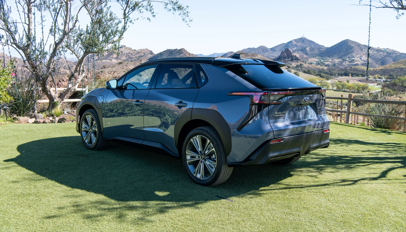 Subaru Solterra - Contexto Entorno Real Contexto Aparcado Exterior Trasera Derecha