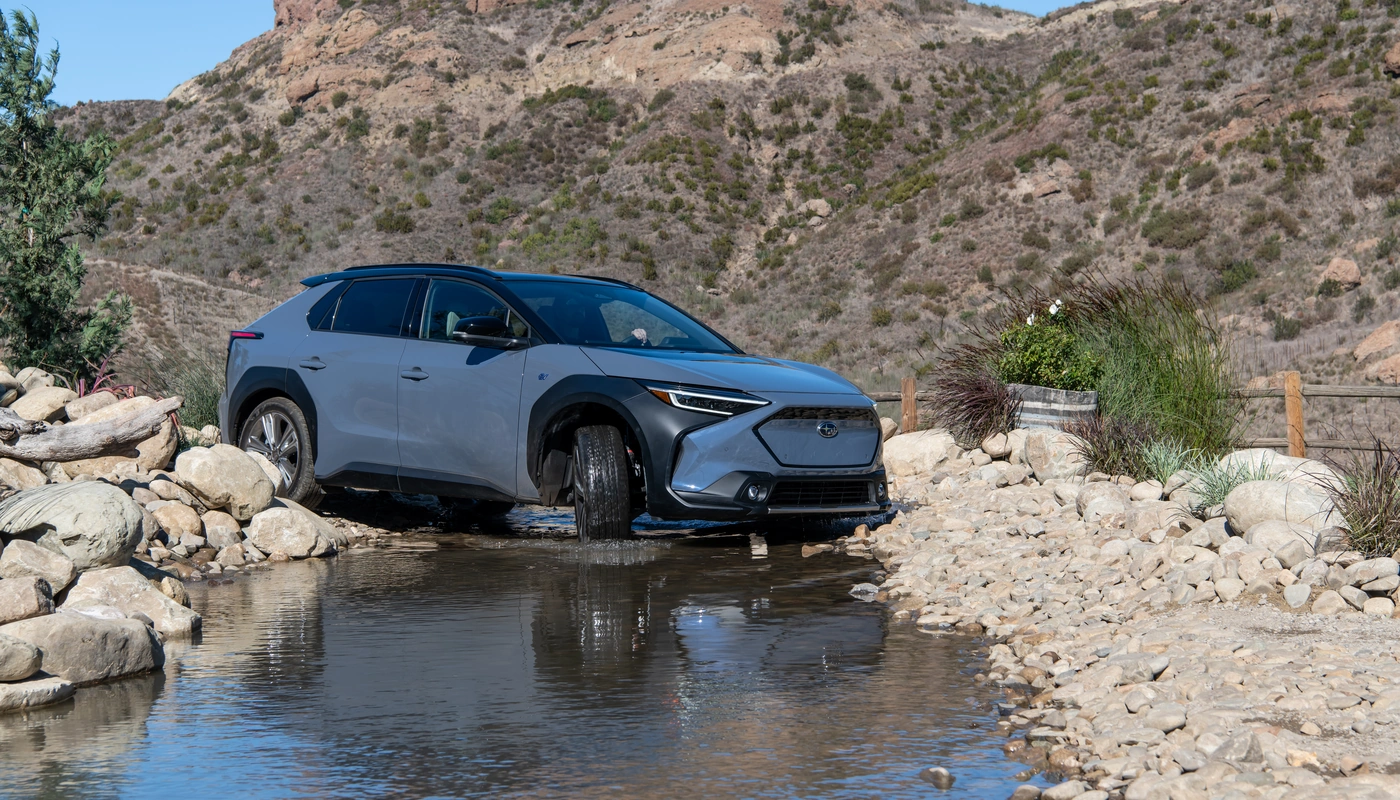 Subaru Solterra - Contexto Entorno Real Contexto Conduciendo Exterior Frontal Derecha
