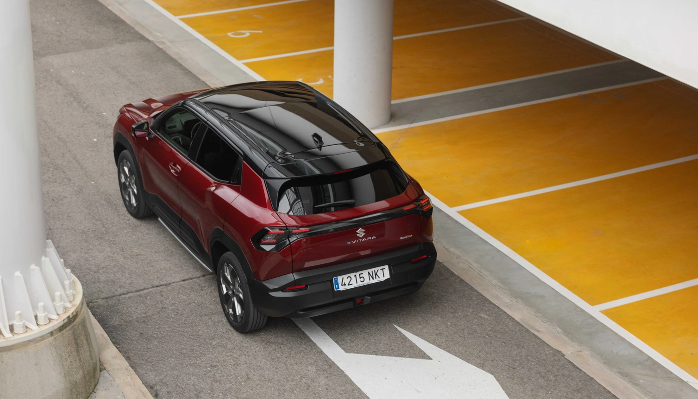 Suzuki E Vitara - Contexto Entorno Real Contexto Aparcado Exterior Trasera Exterior Trasera Derecha Exterior Superior