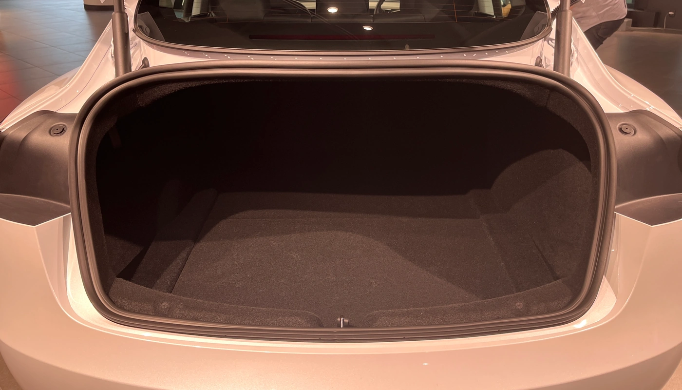 Tesla Model 3 - Almacenamiento Maletero
