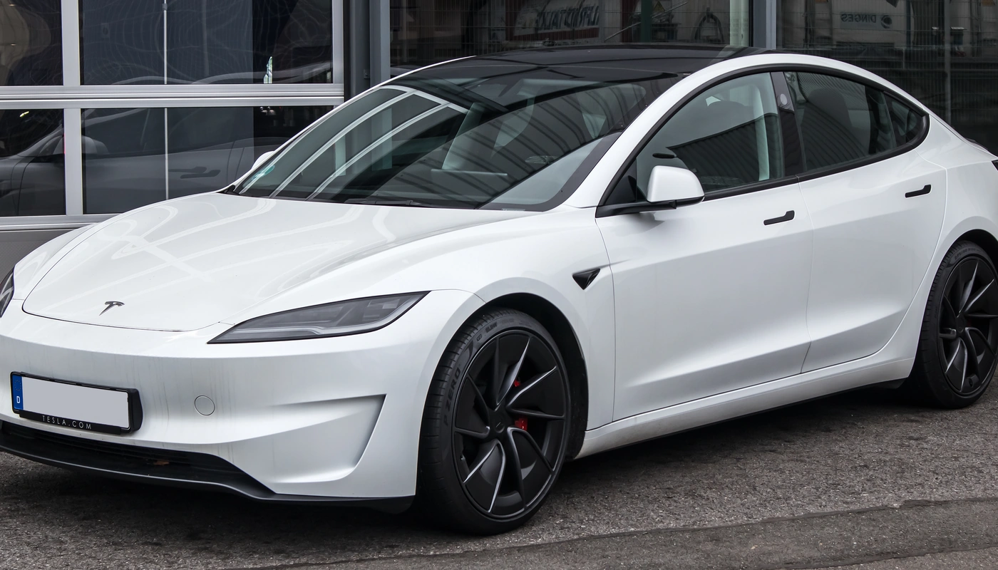 Tesla Model 3 - Contexto Entorno Real Contexto Aparcado Exterior Frontal Izquierda