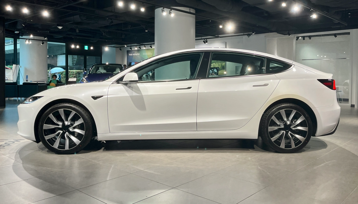 Tesla Model 3 - Contexto Entorno Real Contexto Aparcado Exterior Lateral Izquierda