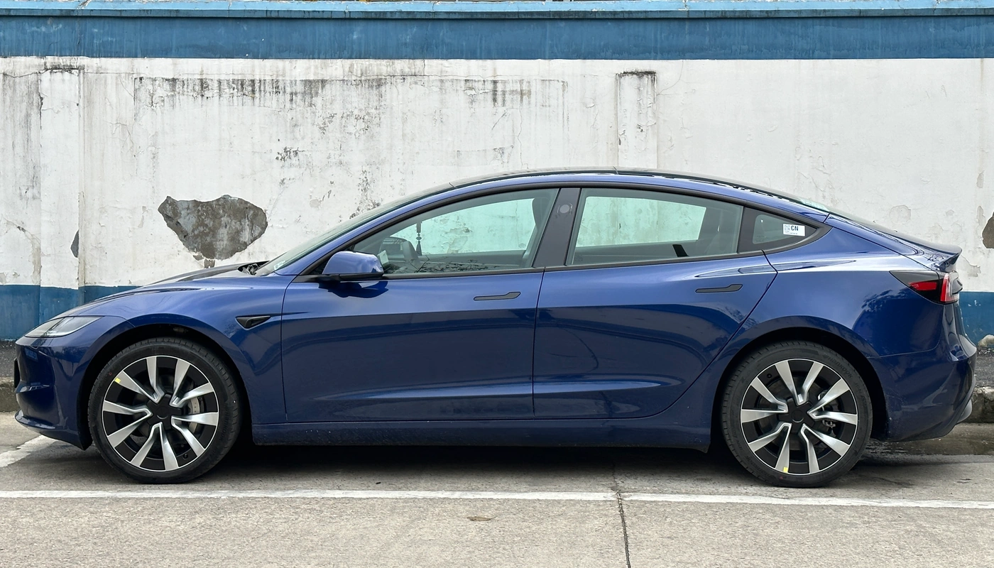 Tesla Model 3 - Contexto Entorno Real Contexto Aparcado Exterior Lateral Izquierda