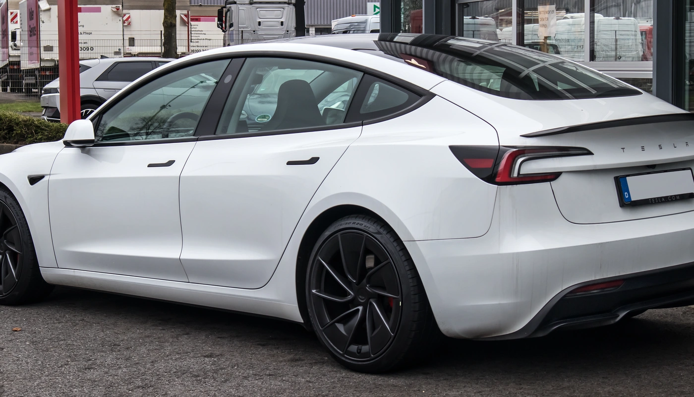 Tesla Model 3 - Contexto Entorno Real Contexto Aparcado Exterior Trasera Derecha Exterior Lateral Izquierda