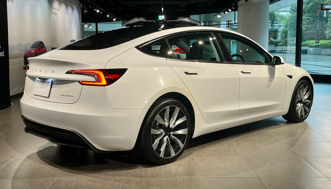 Tesla Model 3 - Contexto Entorno Real Contexto Aparcado Exterior Trasera Izquierda Exterior Lateral Derecha