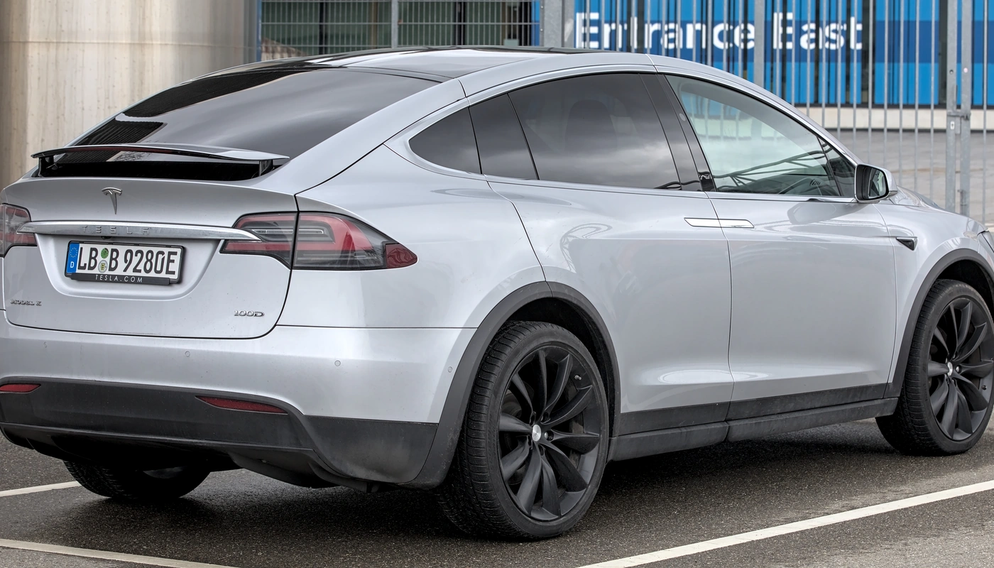 Tesla Model X - Contexto Entorno Real Contexto Aparcado Exterior Trasera Izquierda