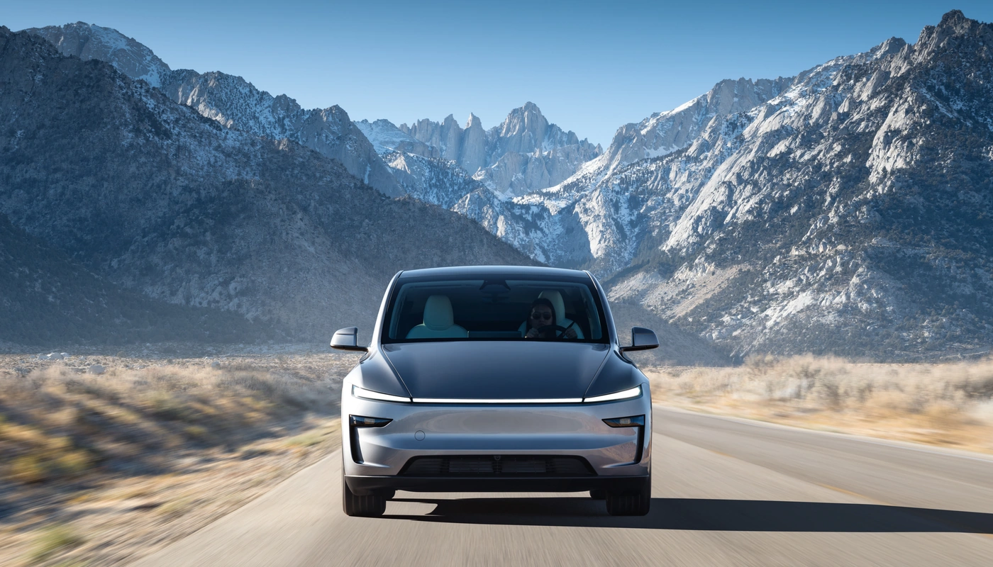 Tesla Model Y - Contexto Conduciendo Exterior Frontal