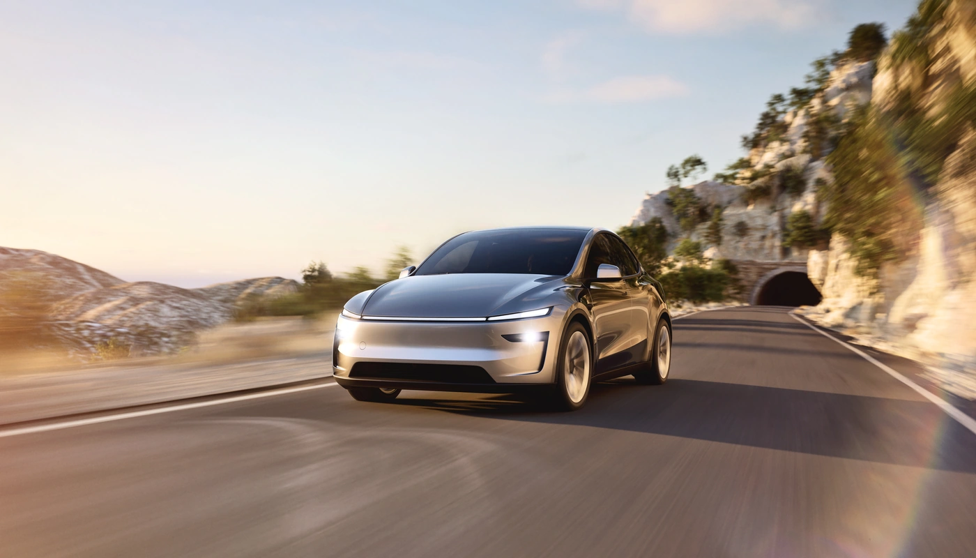 Tesla Model Y - Contexto Conduciendo Exterior Frontal Izquierda