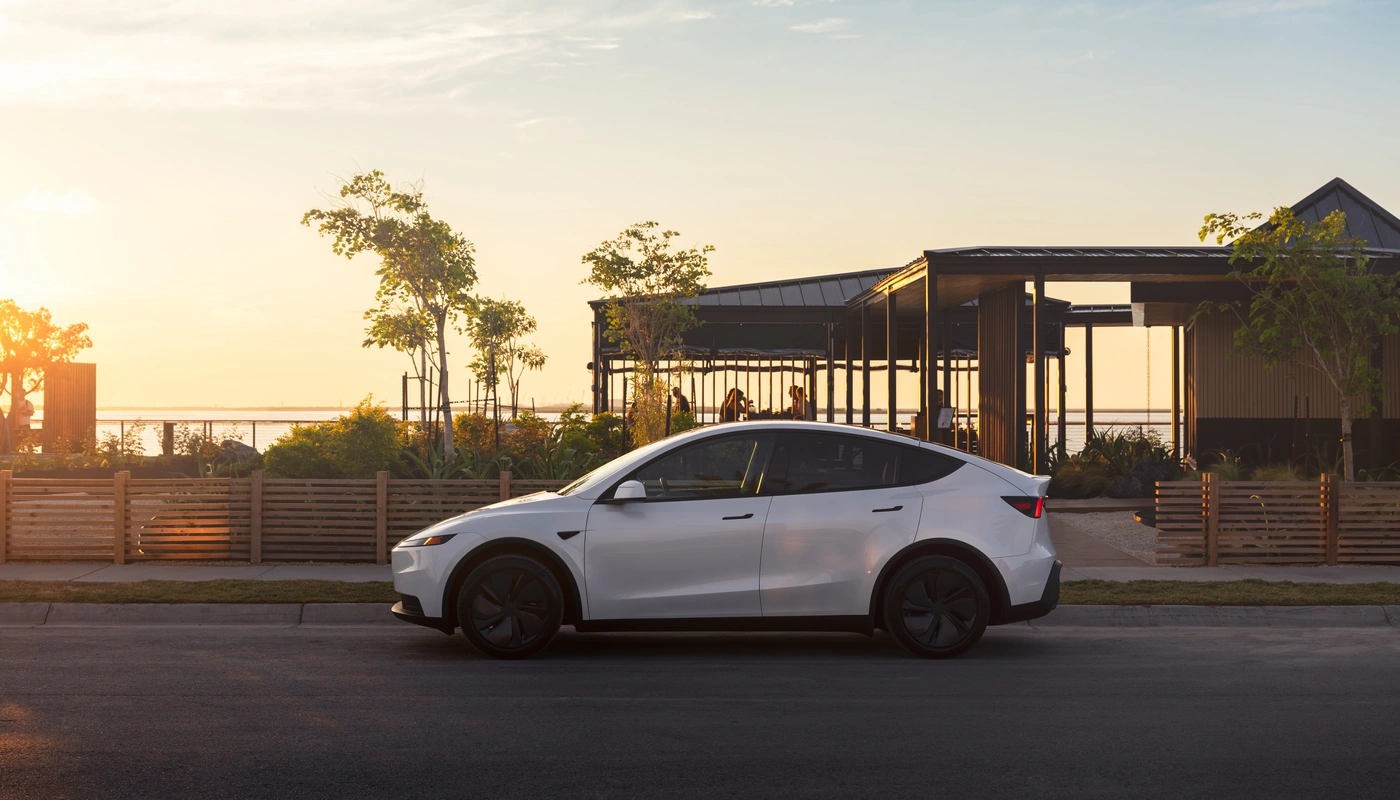 Tesla Model Y - Contexto Entorno Real Contexto Aparcado Exterior Lateral Izquierda