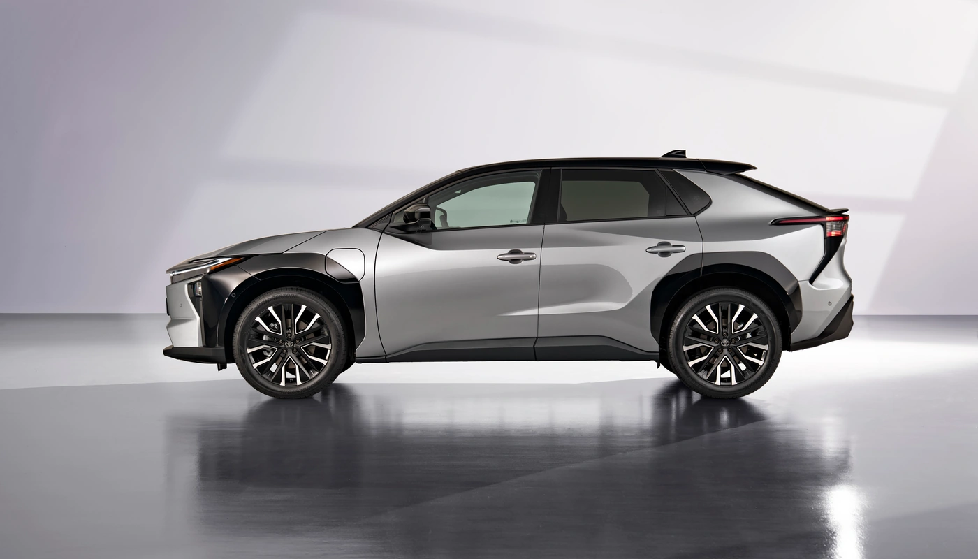 Toyota Bz4x - Contexto Estudio Contexto Aparcado Exterior Lateral Izquierda