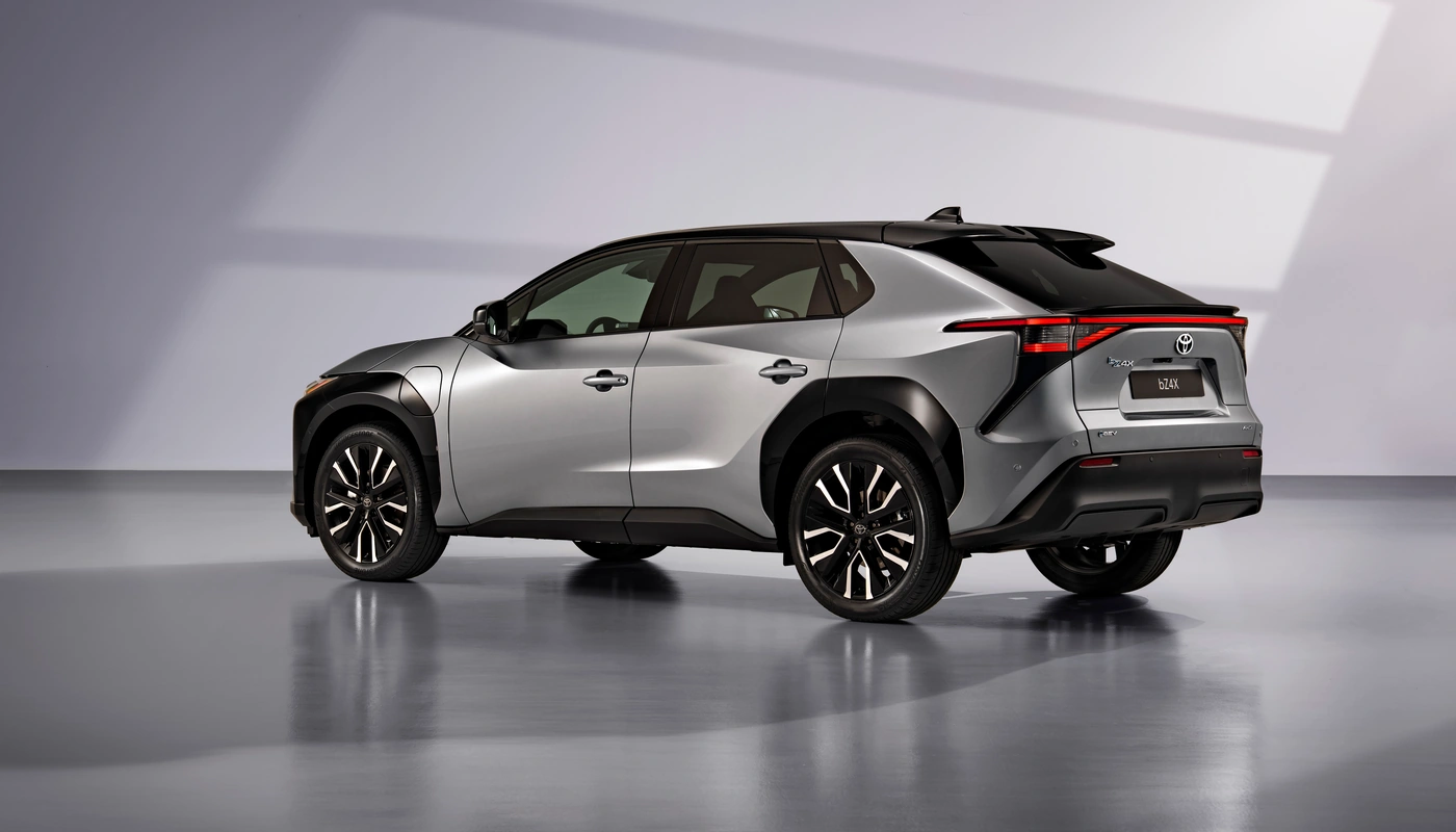 Toyota Bz4x - Contexto Estudio Contexto Aparcado Exterior Trasera Derecha Exterior Lateral Izquierda