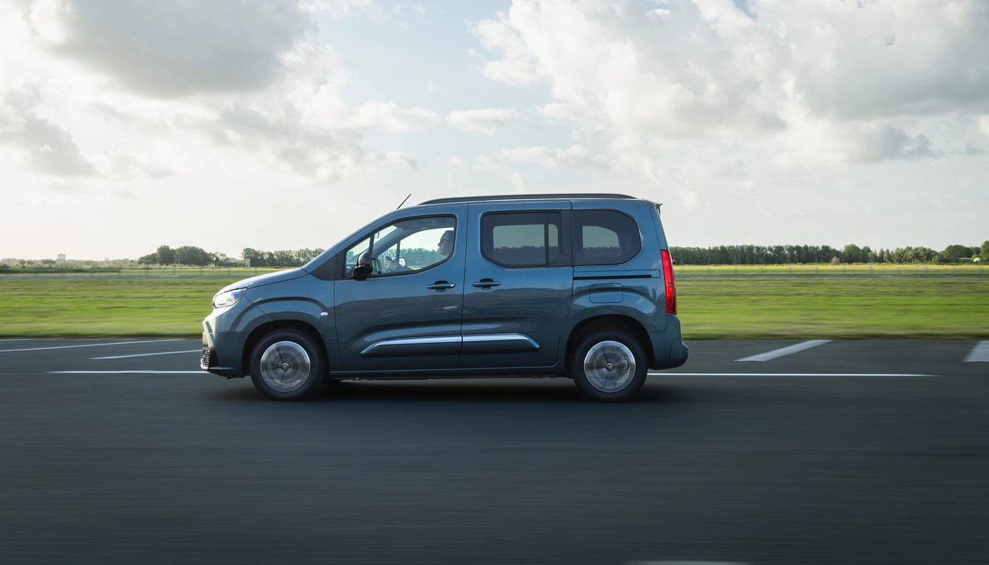 Toyota Proace City Verso L1 - Contexto Entorno Real Contexto Conduciendo Exterior Lateral Izquierda