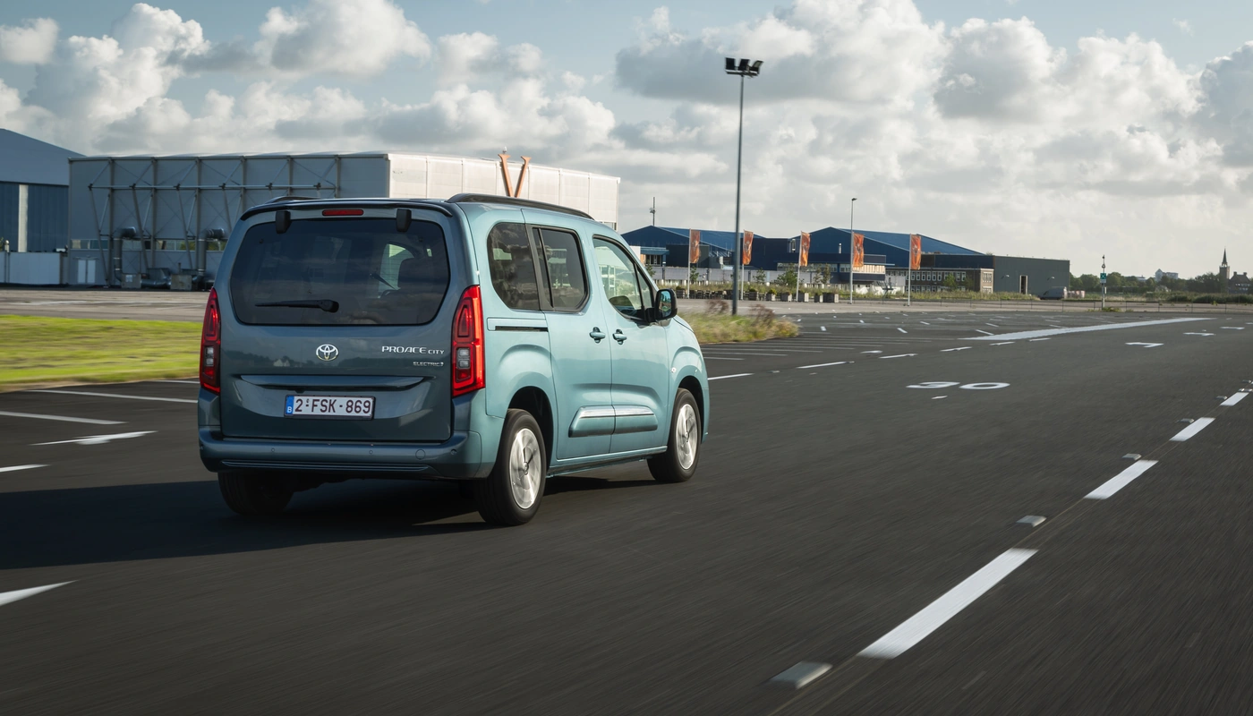 Toyota Proace City Verso L1 - Contexto Entorno Real Contexto Conduciendo Exterior Trasera Izquierda