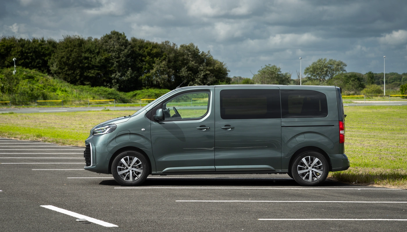 Toyota Proace Verso L1 - Contexto Entorno Real Contexto Aparcado Exterior Lateral Izquierda