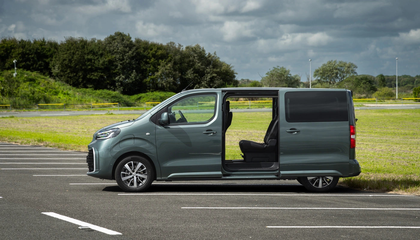 Toyota Proace Verso L1 - Contexto Entorno Real Contexto Aparcado Exterior Lateral Izquierda Interior Detalle