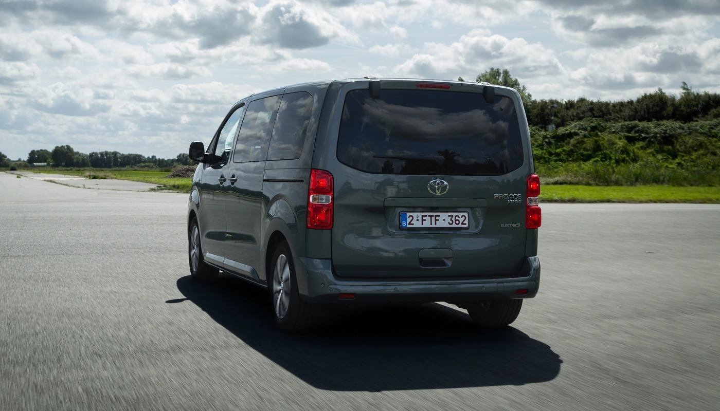 Toyota Proace Verso L1 - Contexto Entorno Real Contexto Aparcado Exterior Trasera