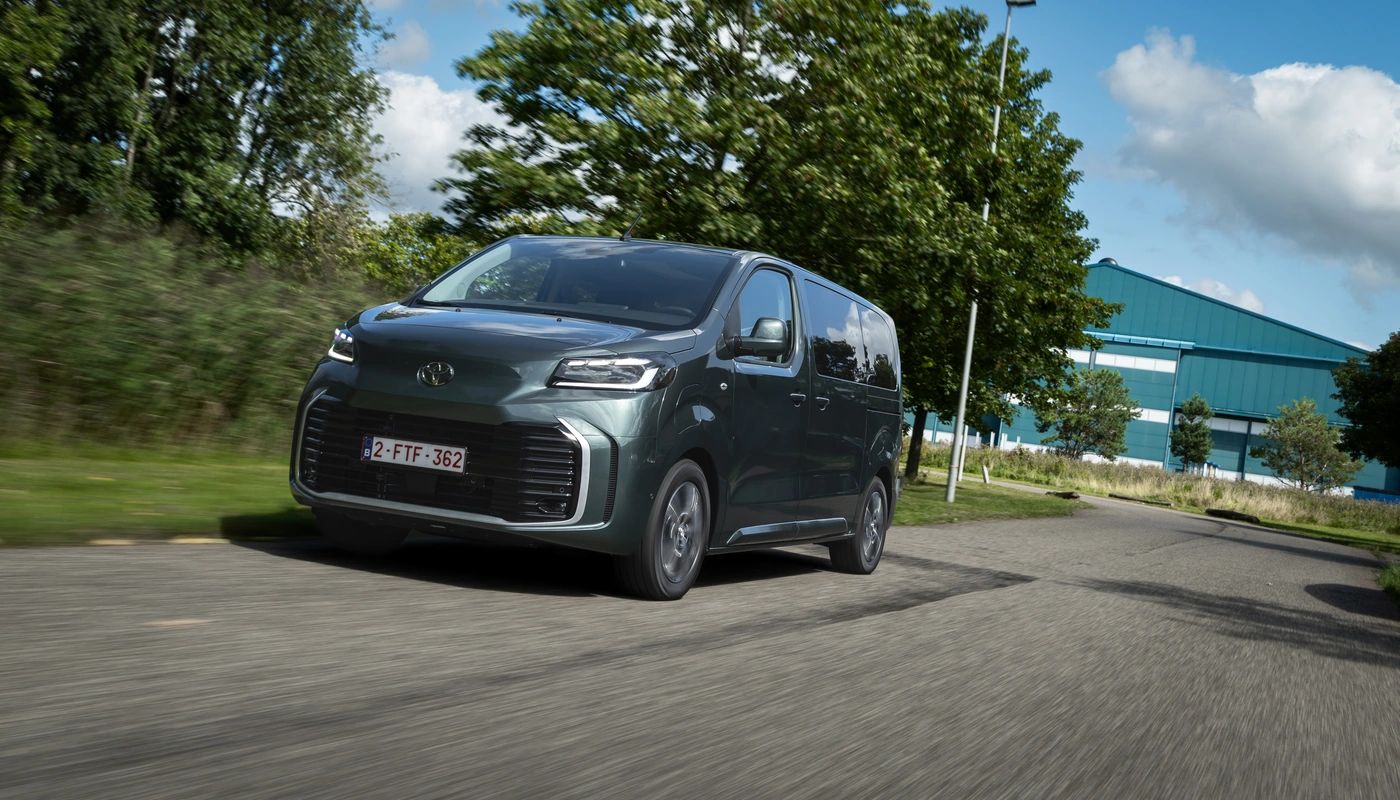 Toyota Proace Verso L1 - Contexto Entorno Real Contexto Conduciendo Exterior Frontal Izquierda