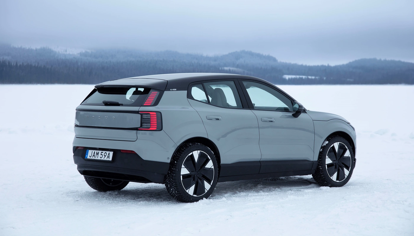 Volvo Ex30 - Contexto Entorno Real Contexto Aparcado Exterior Trasera Izquierda Exterior Lateral Derecha