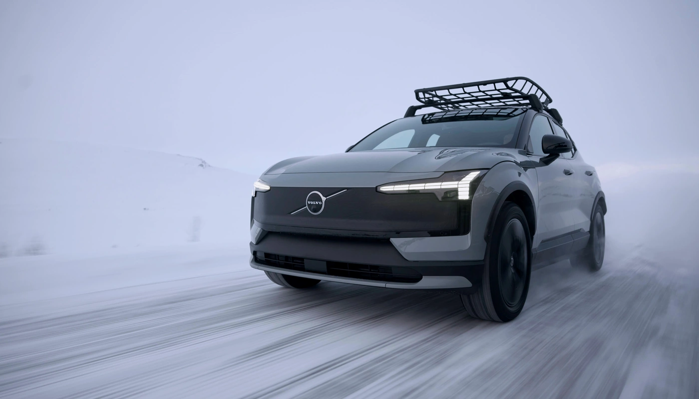 Volvo Ex30 Cross Country - Contexto Entorno Real Contexto Conduciendo Exterior Frontal Izquierda