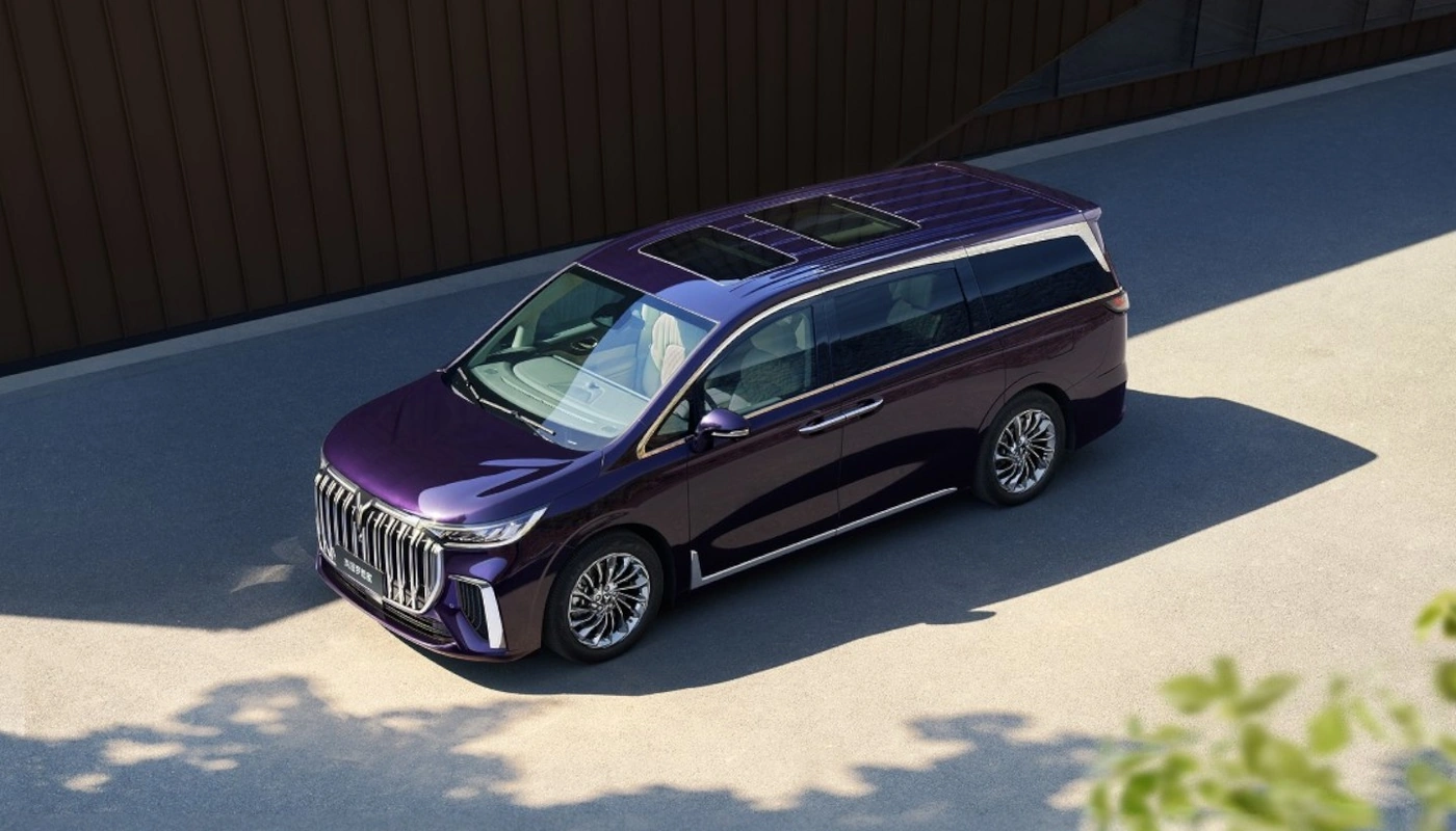 Voyah Dream - Contexto Entorno Real Contexto Aparcado Exterior Frontal Izquierda Exterior Superior