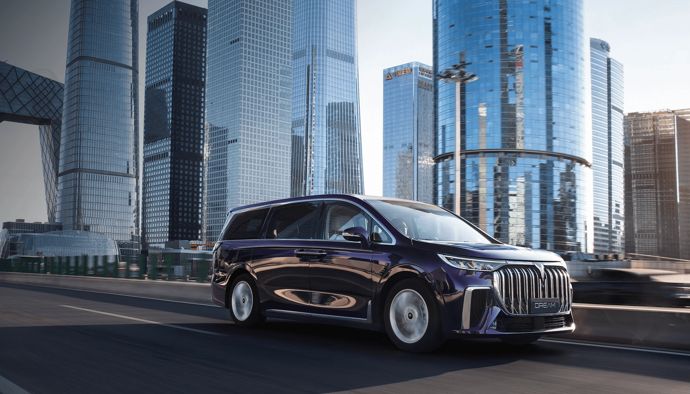 Voyah Dream - Contexto Entorno Real Contexto Conduciendo Exterior Frontal Derecha Exterior Lateral Derecha