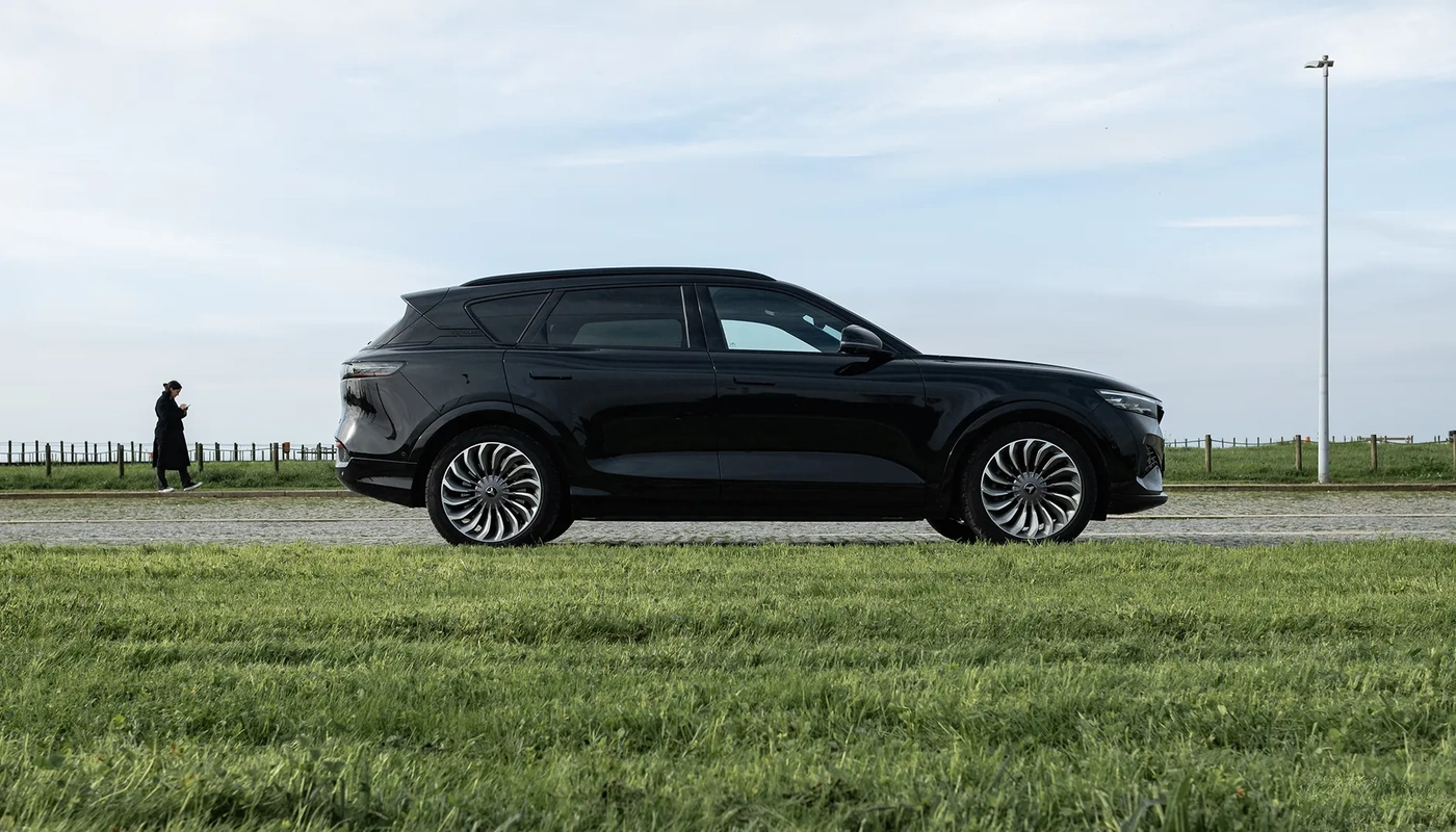 Voyah Free - Contexto Entorno Real Contexto Aparcado Exterior Lateral Derecha