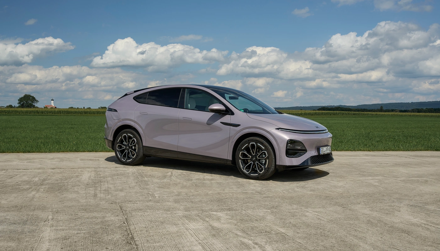 Xpeng G6 - Contexto Entorno Real Contexto Aparcado Exterior Frontal Derecha Exterior Lateral Derecha