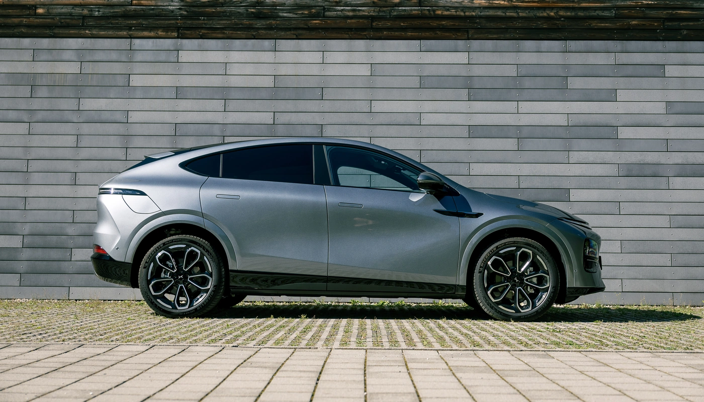 Xpeng G6 - Contexto Entorno Real Contexto Aparcado Exterior Lateral Derecha