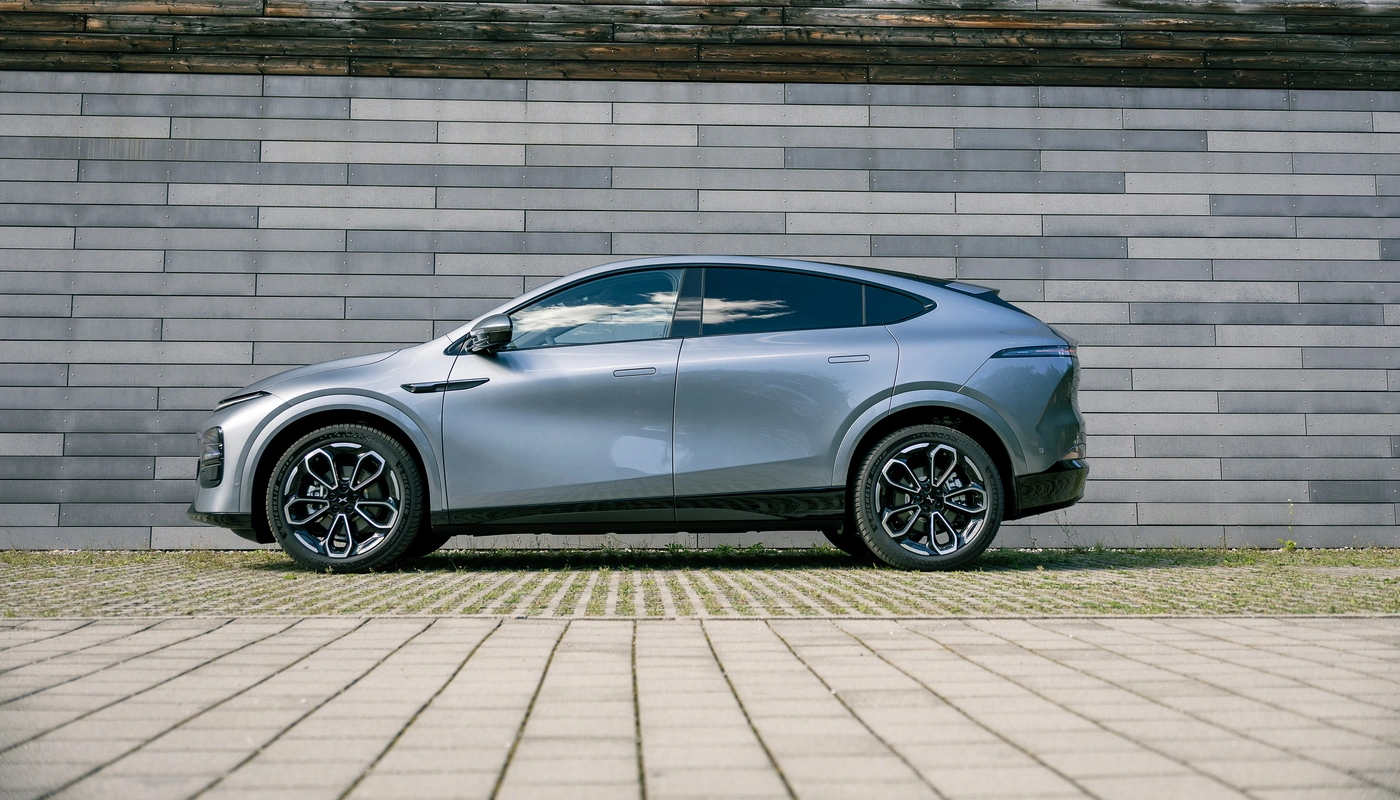 Xpeng G6 - Contexto Entorno Real Contexto Aparcado Exterior Lateral Izquierda