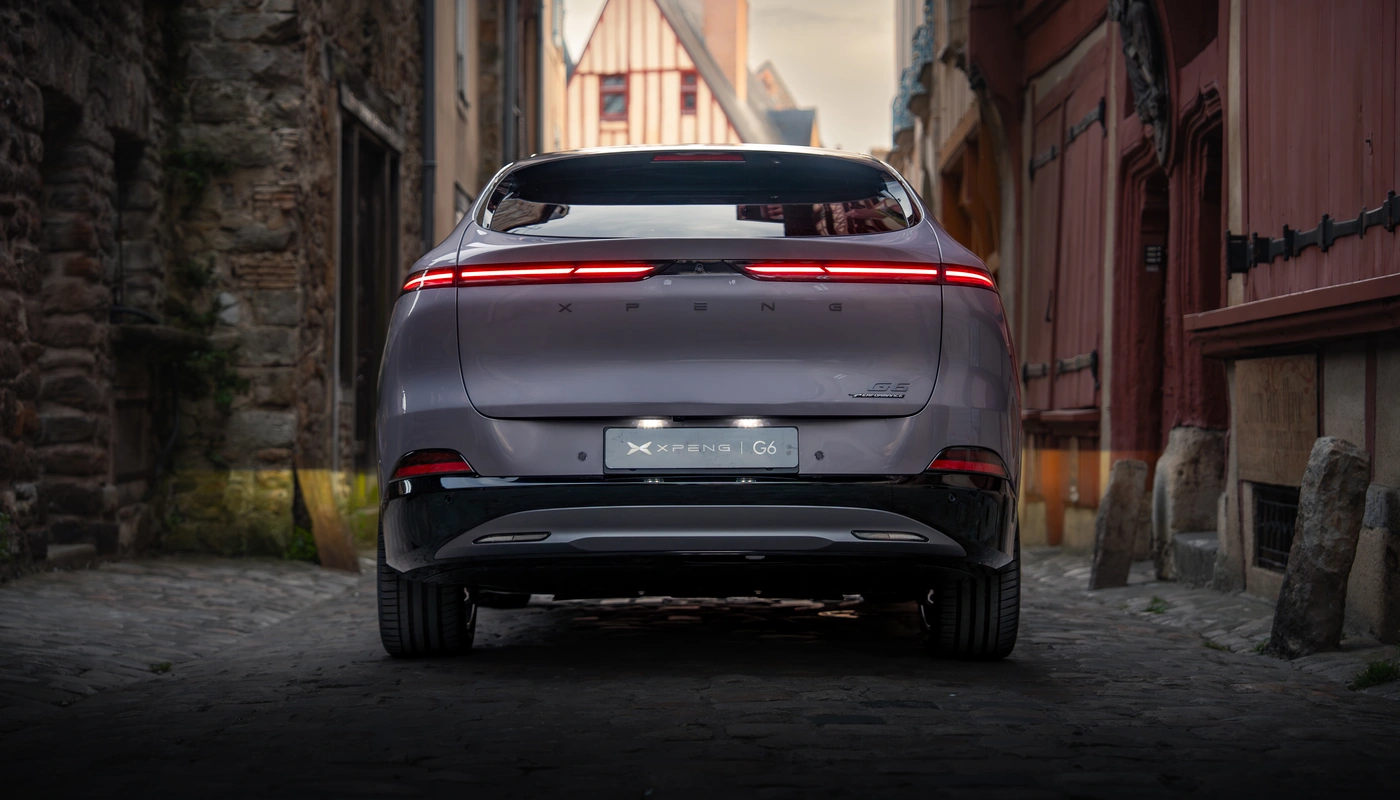 Xpeng G6 - Contexto Entorno Real Contexto Aparcado Exterior Trasera