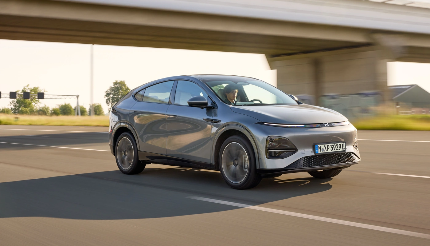 Xpeng G6 - Contexto Entorno Real Contexto Conduciendo Exterior Frontal Derecha Exterior Lateral Derecha