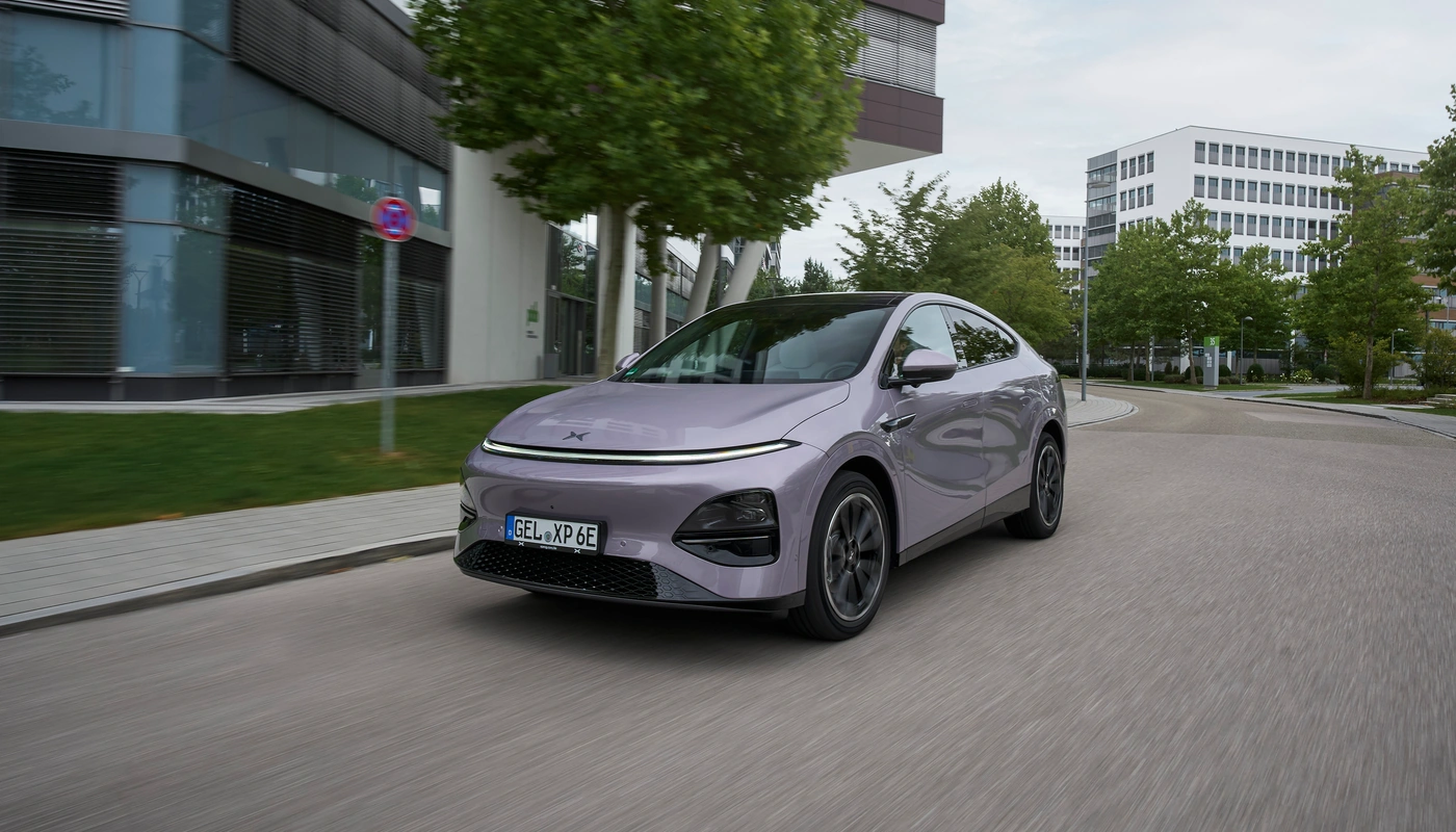 Xpeng G6 - Contexto Entorno Real Contexto Conduciendo Exterior Frontal Izquierda