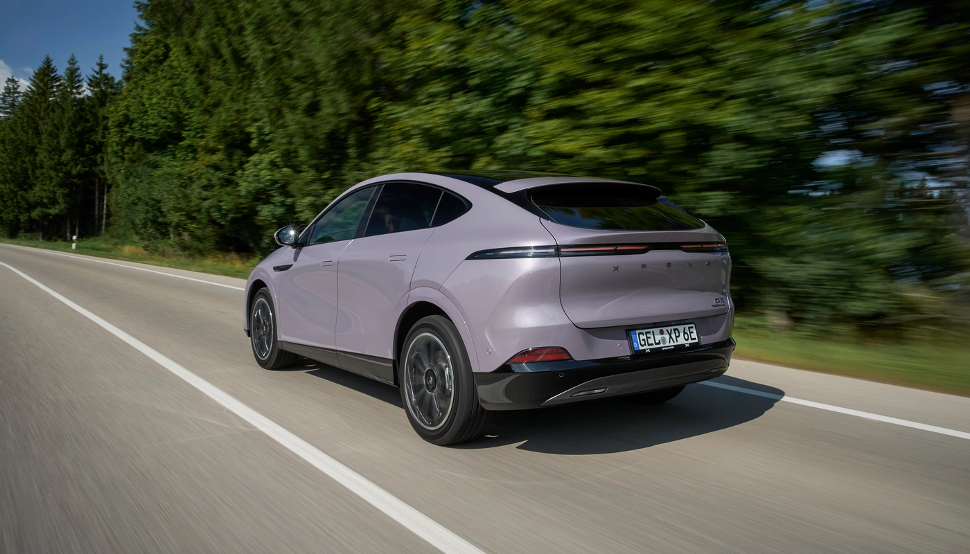 Xpeng G6 - Contexto Entorno Real Contexto Conduciendo Exterior Trasera Derecha