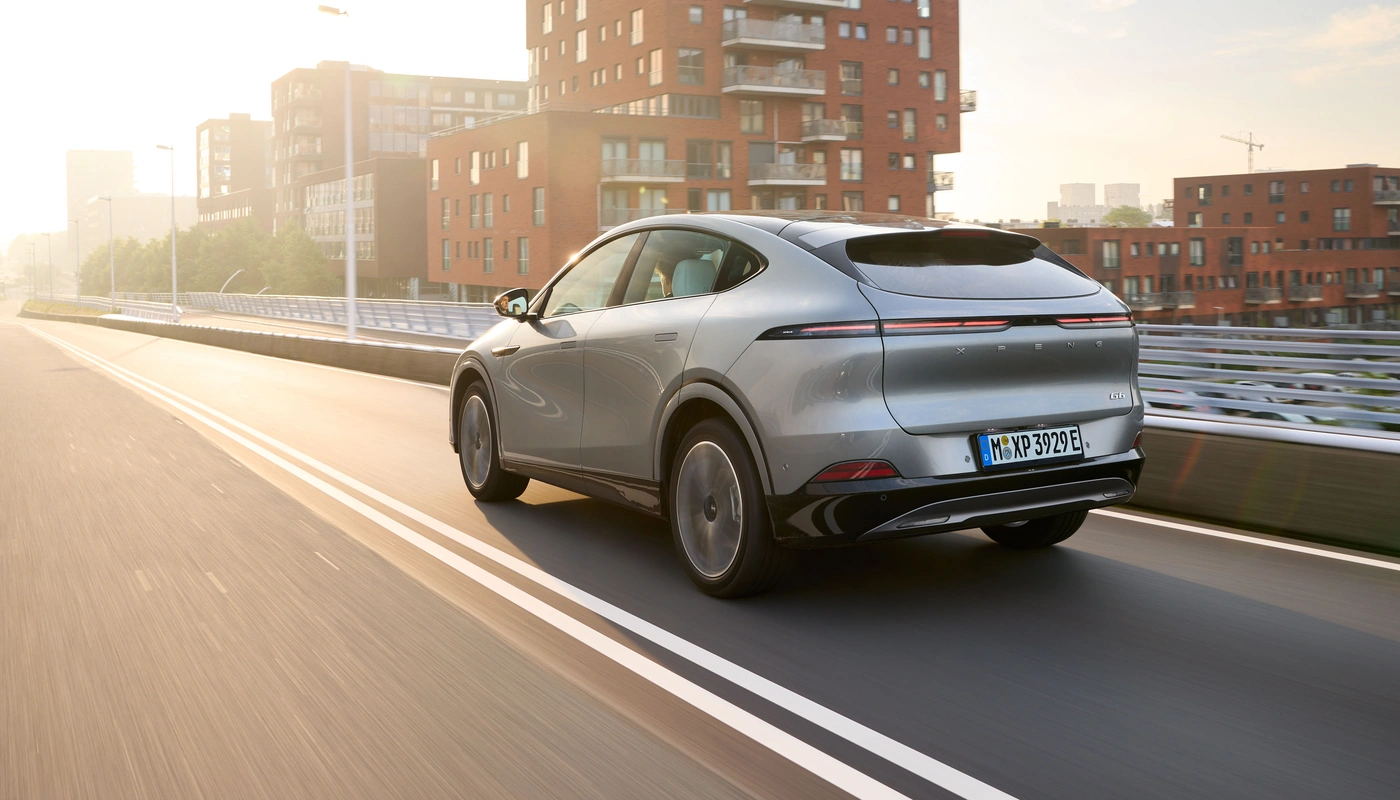 Xpeng G6 - Contexto Entorno Real Contexto Conduciendo Exterior Trasera Derecha