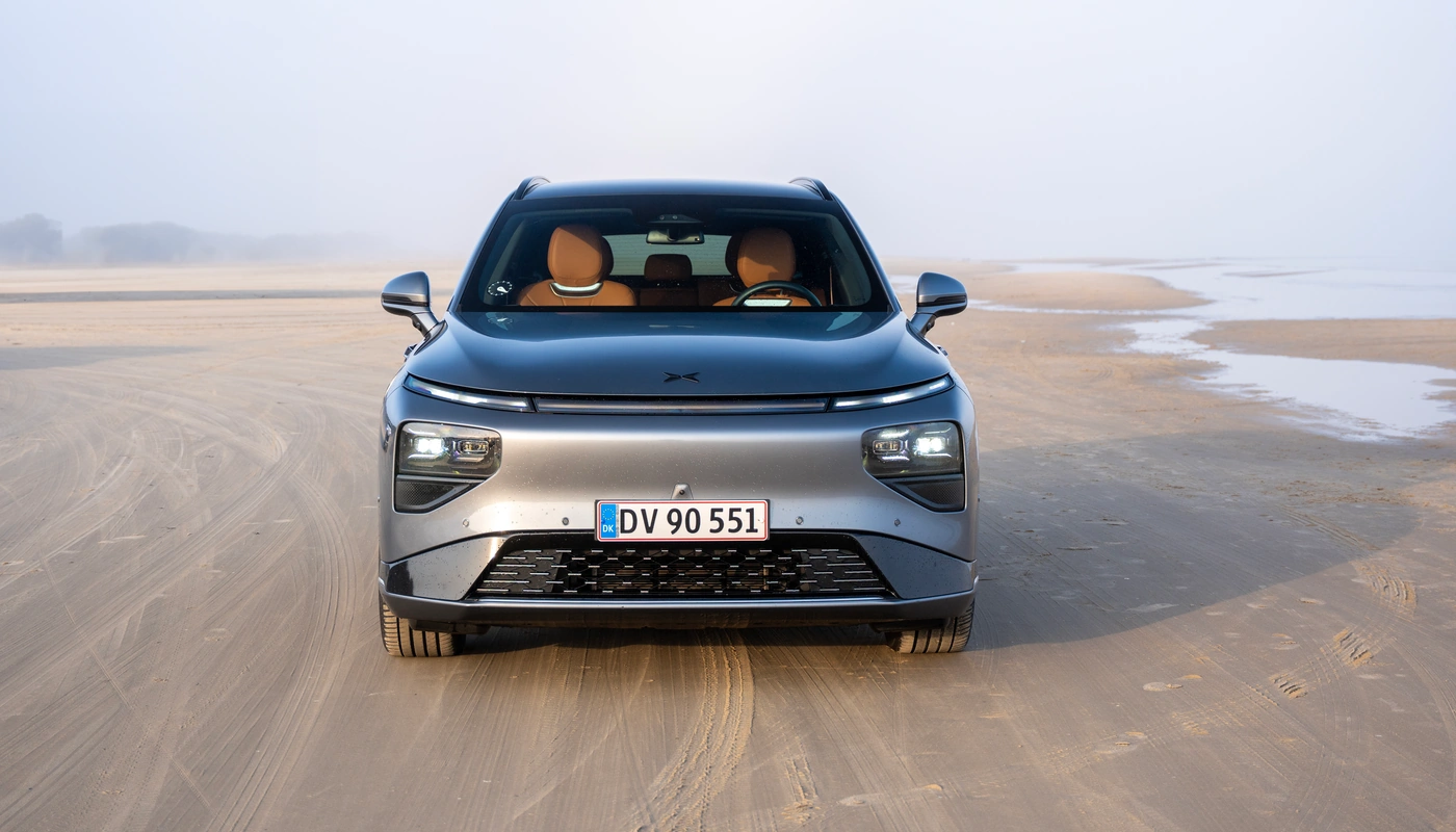 Xpeng G9 - Contexto Entorno Real Contexto Aparcado Exterior Frontal