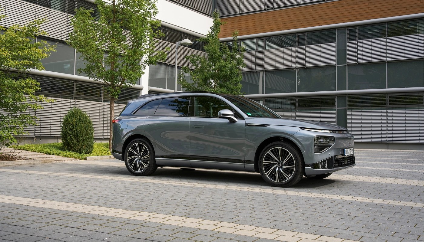 Xpeng G9 - Contexto Entorno Real Contexto Aparcado Exterior Lateral Derecha