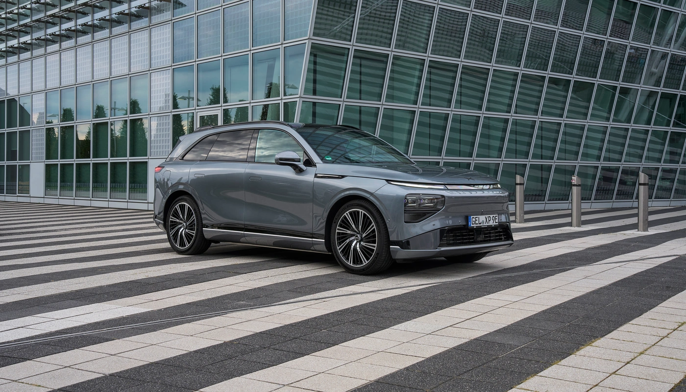 Xpeng G9 - Contexto Entorno Real Contexto Aparcado Exterior Lateral Derecha