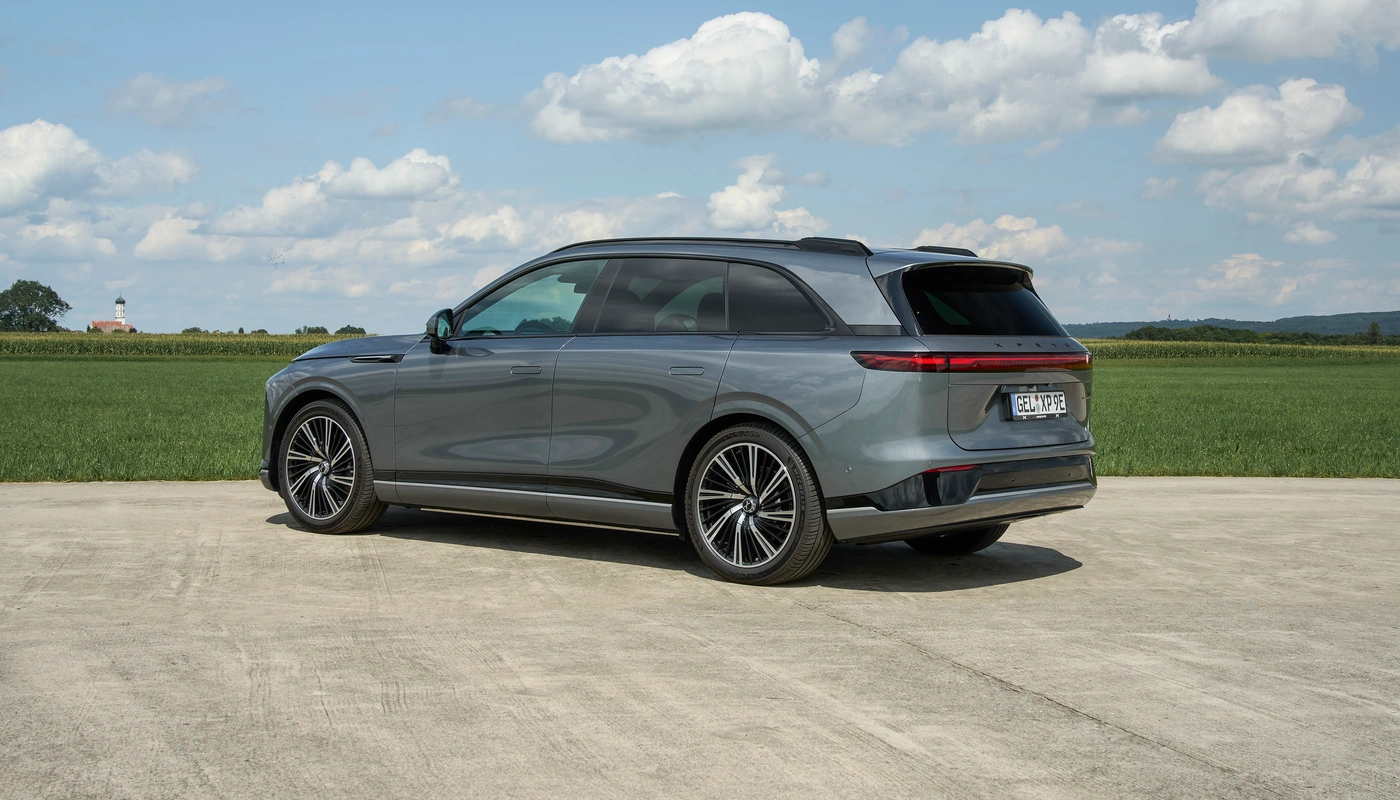 Xpeng G9 - Contexto Entorno Real Contexto Aparcado Exterior Lateral Izquierda