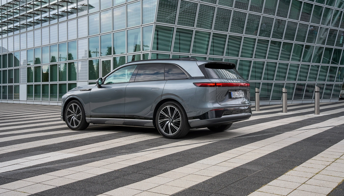 Xpeng G9 - Contexto Entorno Real Contexto Aparcado Exterior Lateral Izquierda