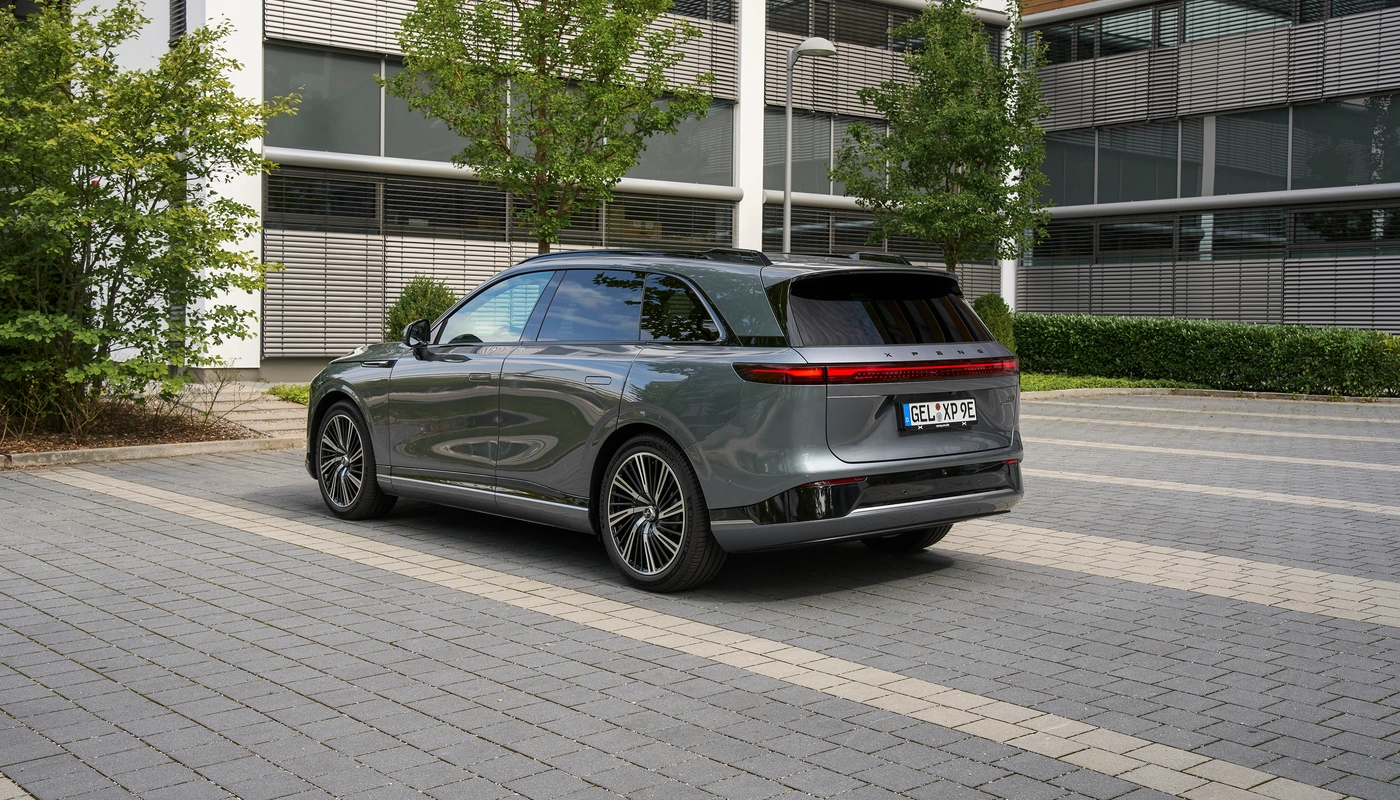 Xpeng G9 - Contexto Entorno Real Contexto Aparcado Exterior Trasera Derecha