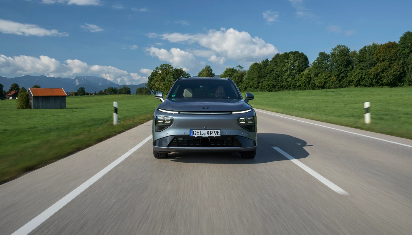 Xpeng G9 - Contexto Entorno Real Contexto Conduciendo Exterior Frontal