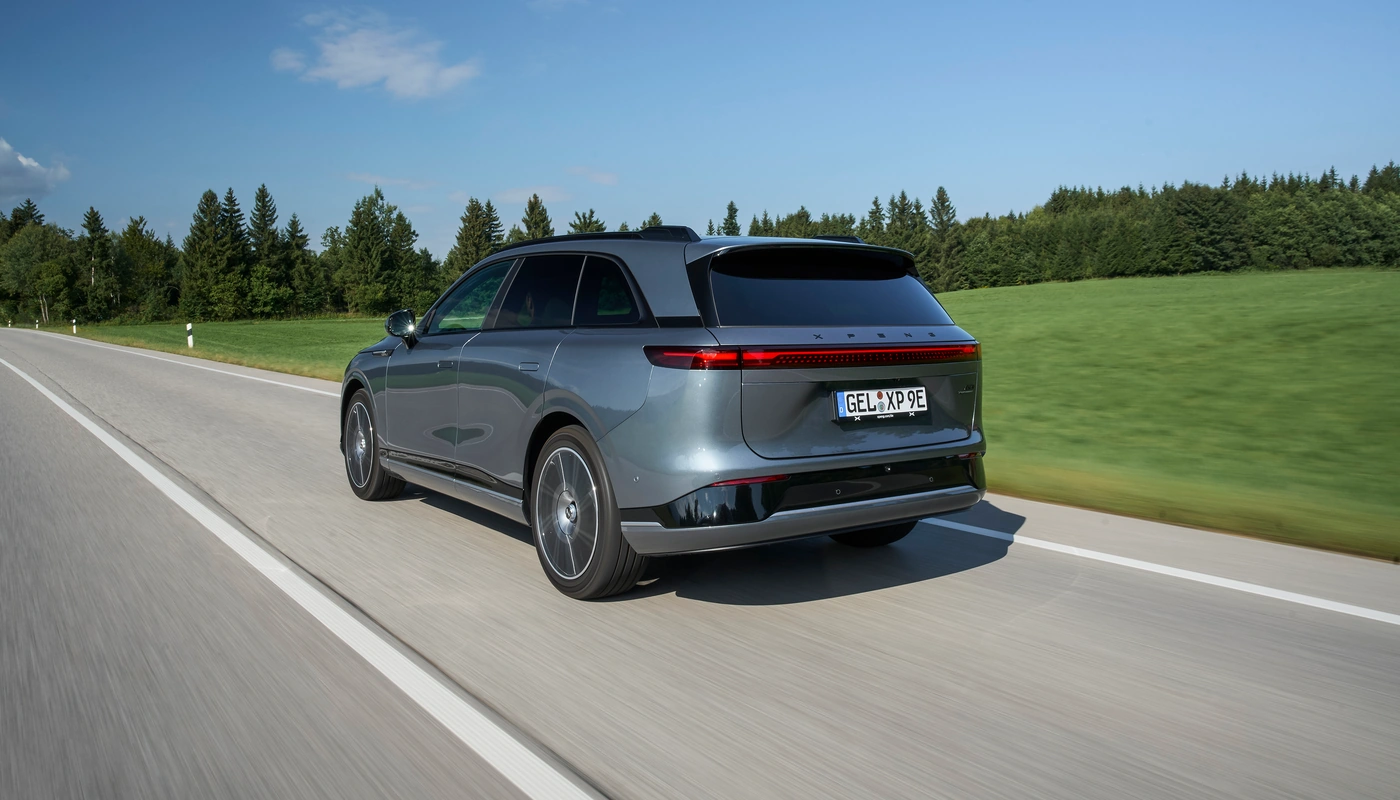 Xpeng G9 - Contexto Entorno Real Contexto Conduciendo Exterior Trasera Derecha