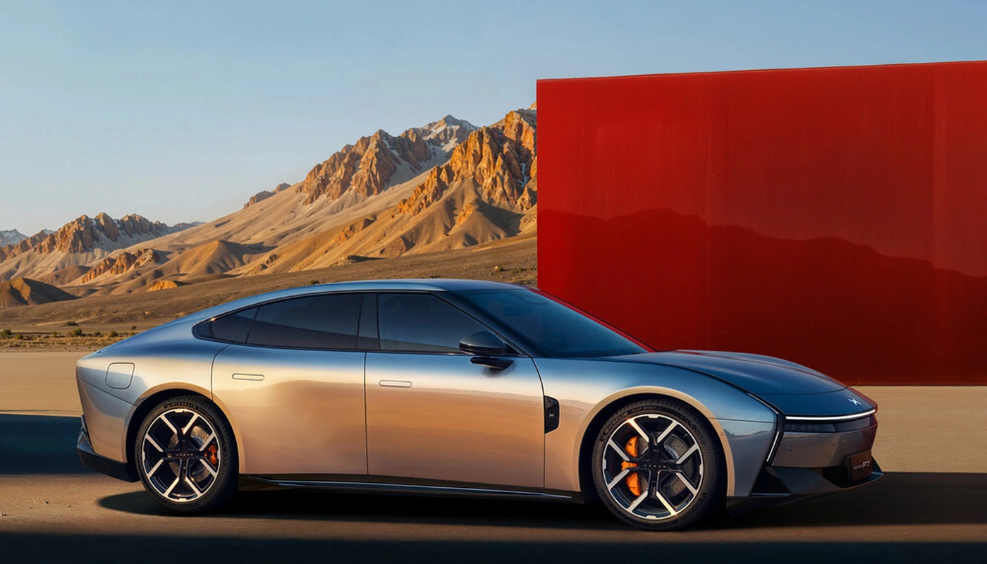 Xpeng P7 - Contexto Aparcado Exterior Lateral Derecha